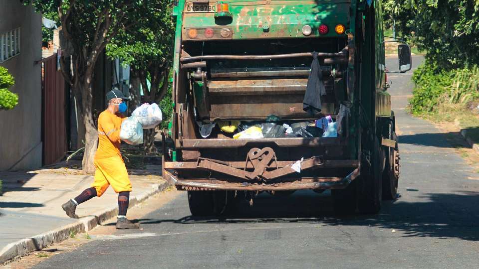 Prefeitura de Várzea Grande faz força-tarefa para regularizar coleta de lixo 